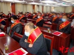 湖北郧阳：50名迁移脱贫户用“香菇故事”促稳产业链 ()