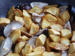 女儿挑食不吃饭,香菇土豆一锅烩,10分钟上桌全家抢着吃